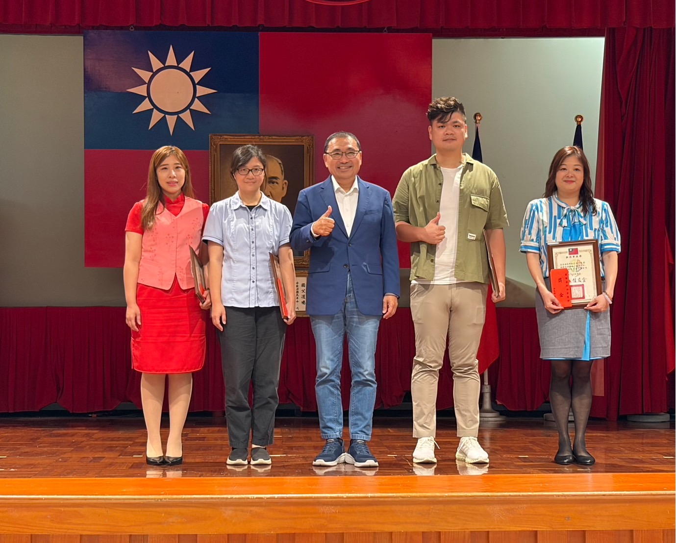 跨局處強化打擊犯罪 侯友宜治安會報表揚有功人員 6 《圖說》侯友宜頒獎于淨化治安「攔阻詐欺」有功人員。〈警察局提供〉