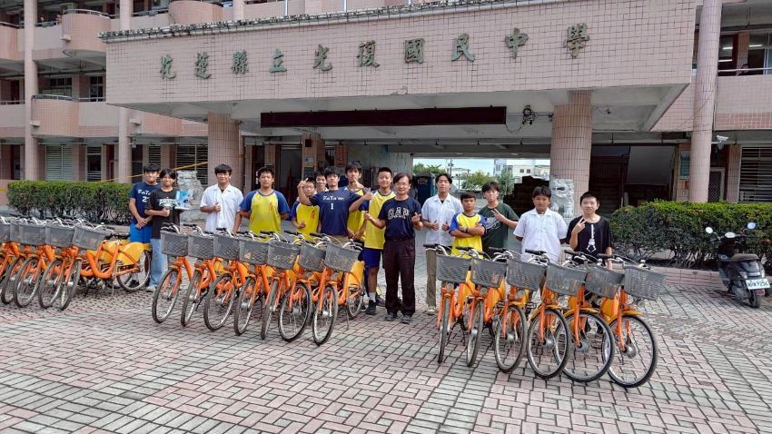 老YouBike新任務 新北捐45輛YouBike 1.0助光復學子通學 3 《圖說》「老YouBike新任務」-新北市1.0自行車送達花蓮縣光復國中。〈交通局提供〉