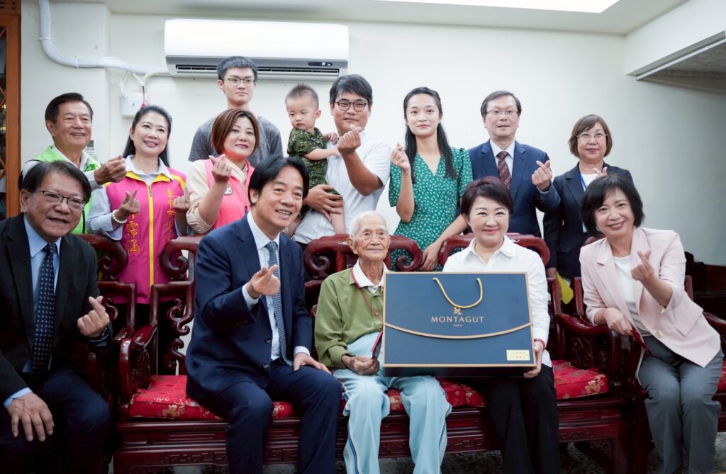 %E8%B3%B4%E7%B8%BD%E7%B5%B1 %E7%9B%A7%E5%B8%82%E9%95%B7%E8%88%87%E9%99%B3%E6%B4%BB%E6%A3%AE%E9%98%BF%E5%85%AC%E4%B8%80%E5%AE%B6%E5%90%88%E5%BD%B1