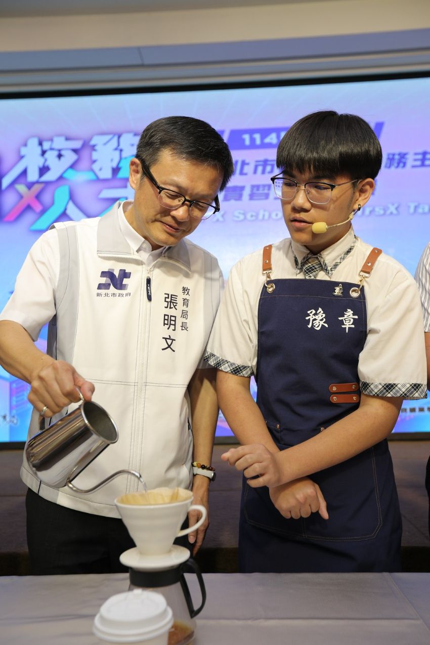 《圖說》豫章工商學生指導張明文局長手沖咖啡。〈教育局提供〉