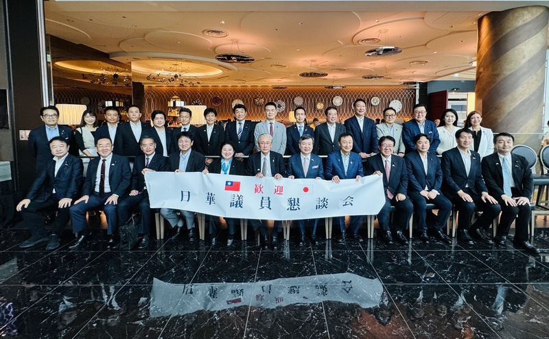 高市早苗成自民黨首位女總裁 國民黨魁4天後揭曉 日媒關注熱度高 7 日華議員懇談會(日華懇)會長古屋圭司(前排中)上午率團赴台參加114年雙十國慶,今年共有28名成員訪台。圖/中央社