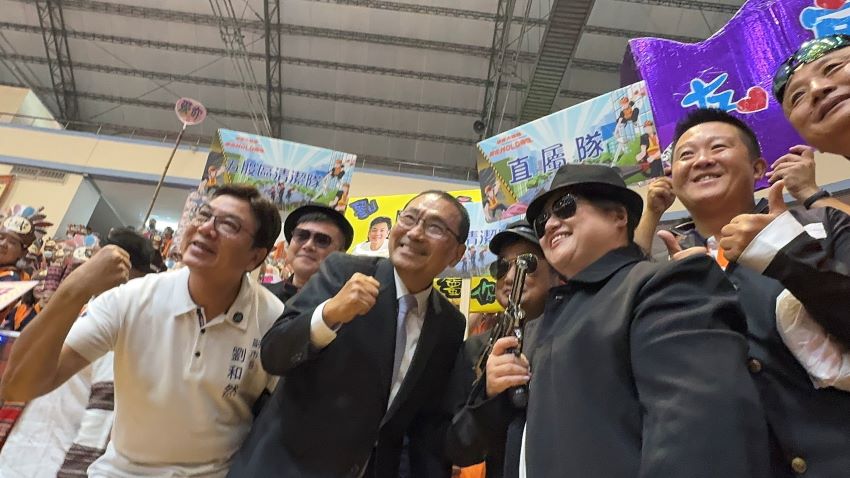 表揚績優清潔人員 侯:福利再加碼、增人力機具、健檢項目 6 《圖說》市長侯友宜與隊員熱情互動合影。〈環保局提供〉