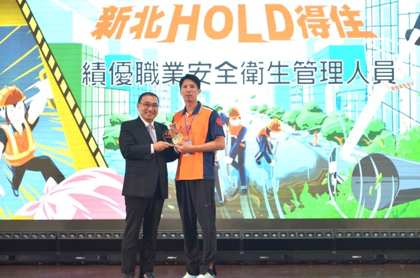 表揚績優清潔人員 侯:福利再加碼、增人力機具、健檢項目 8 《圖說》貢寮區隊吳旻諺獲頒績優職安衛管理人員。〈環保局提供〉