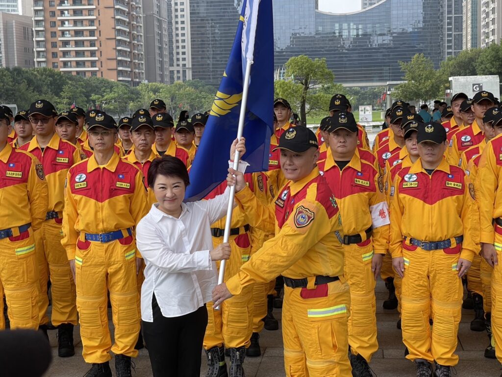台中特搜隊挑戰重型認證 盧秀燕親自授旗勉勵 3 %E6%90%9C%E6%95%91%E9%9A%8A%E6%8E%88%E6%97%97