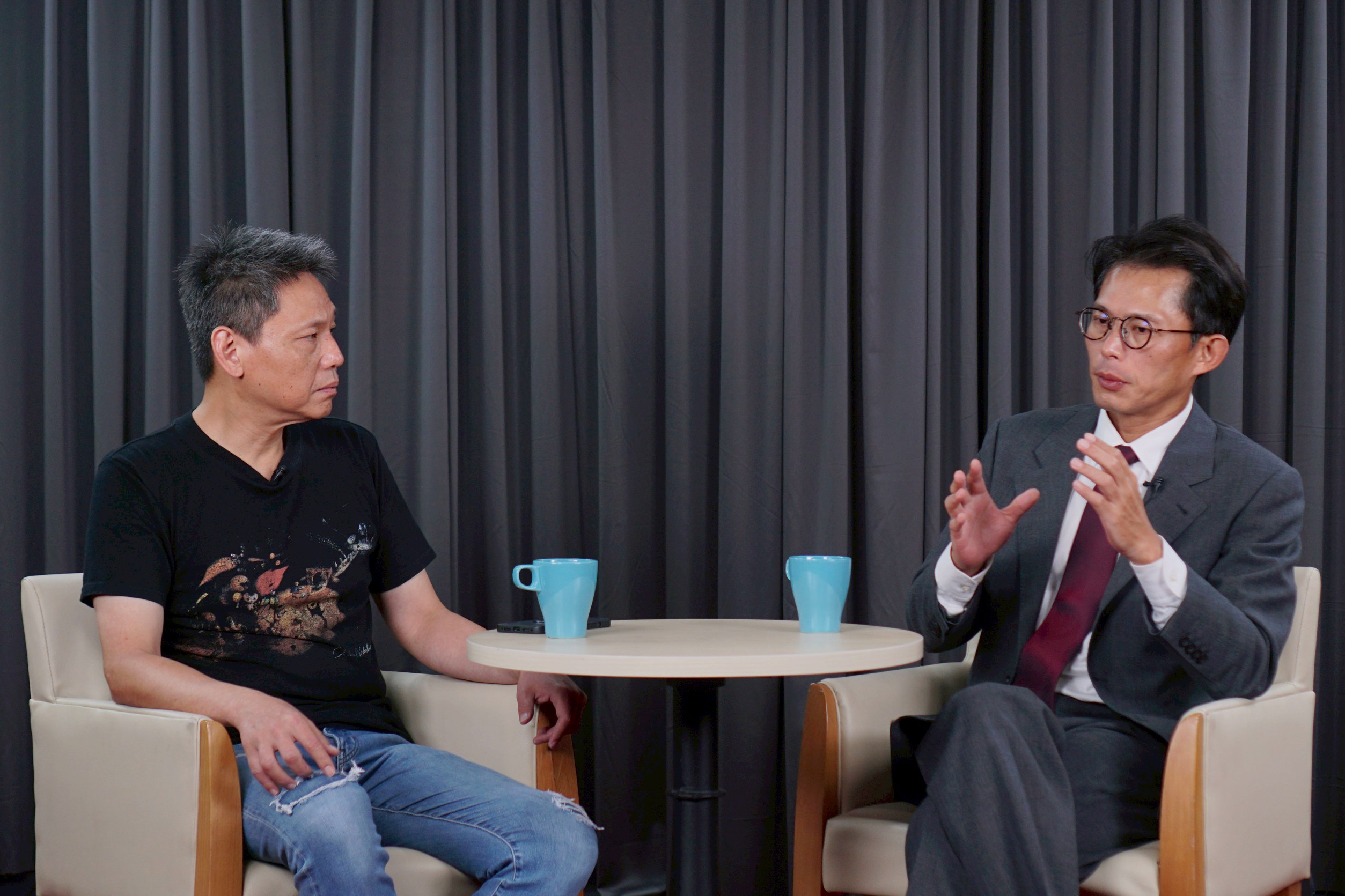 【寒梅Talk爆-27】【有片】台灣民主底線不能失守 黃國昌怒批:民進黨不要臉 4 民眾黨主席黃國昌(右)14日接受《寒梅Talk爆》主持人謝寒冰(左)專訪。圖/記者梁鴻欣攝