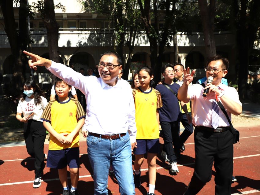 告別老舊校舍 三重區厚德國小和平樓拆除重建啟動 5 《圖說》侯友宜市長進行舊和平樓拆除暨新建工程說明視察。〈教育局提供〉