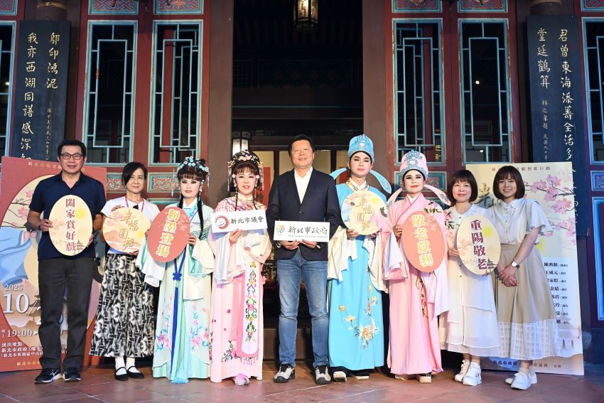 《圖說》新北市府與市議會攜手辦理114年「敬老獻藝歌仔戲」，左起為審計處前處長李錦常、文化局副局長于玟、張嘉玲議員、劉美芳議員、副市長朱惕之、呂家愷議員、陳家琪議員、導演黃美靜及新聞局長李利貞。〈新聞局提供〉
