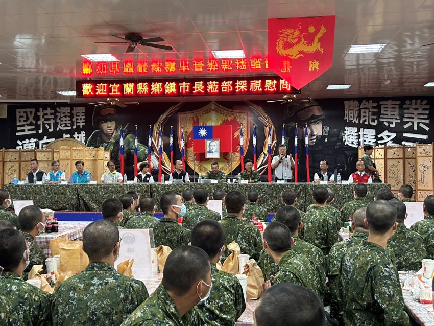 鄉鎮市首長滿滿關懷慰問 宜蘭子弟兵倍感溫馨 4 《圖說》宜蘭縣軍人服務站長何中南〈〉代表役男和徵屬向鄉、鎮、市長表達謝意,感謝他們在百忙中仍帶著滿滿的關懷來探視犒勞服役中的鄉親子弟。〈宜蘭軍服站提供〉