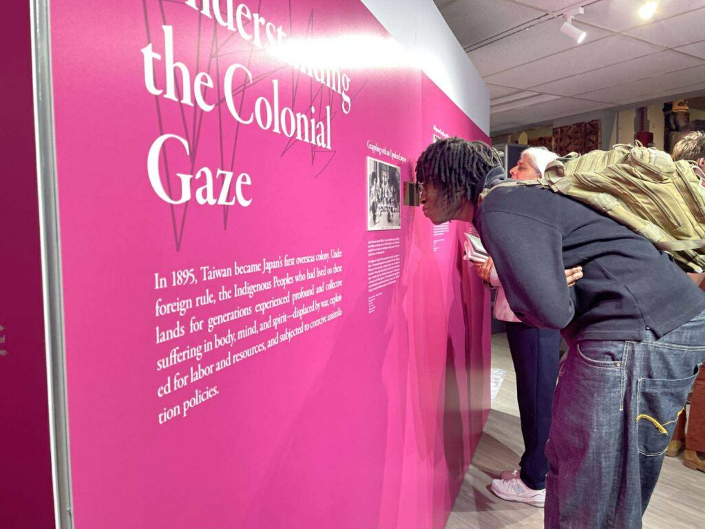 透過影像 讓臺灣與美國展開對話 史前館「框裡與框外—影像裡的我們,影像外的目光」臺灣原住民影像國際巡迴展於美國賓州天普大學開幕 4 6c1b9ca0 b9a0 4af5 b6bd 9a42c47a896f 1024x768 1