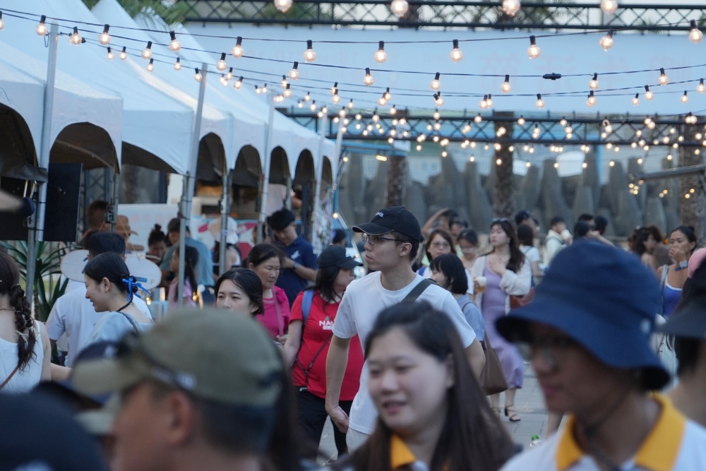 2025島嶼生活節《海島連結 Island Connections》 沙灘音樂、夕陽BBQ、創意市集串聯秋日小島盛會 12 圖▲民眾在海風、沙灘與夕陽映照下,迎接秋日最浪漫的小島盛會!