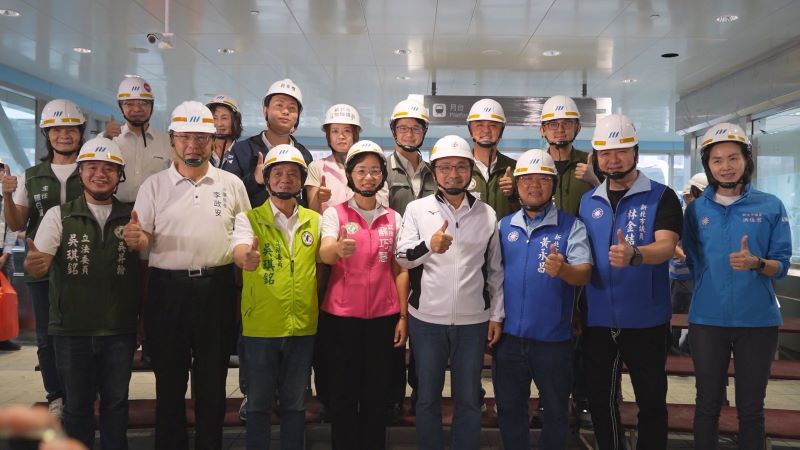 全線動態測試最關鍵一哩路 捷運三鶯線年底完工 11 《圖說》三鶯線貴賓合影。〈捷運局提供〉