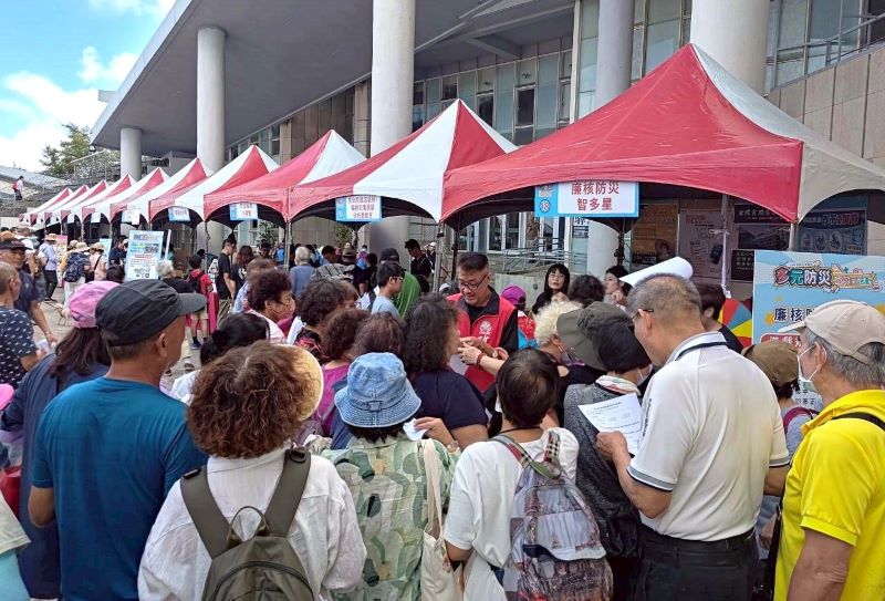 新北多元防災日 「廉」核防災逗陣作伙來 4 《圖說》新北消政風室林三龍主任於現場與參加活動民眾宣導,提升揭弊及識詐意識。〈消防局政風室提供〉