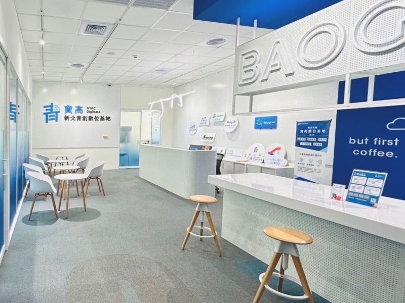AI、智慧物流新創好消息 寶高數位基地釋出進駐名額 41 《圖說》寶高數位基地開放明亮的洽商交流區。〈青年局提供〉