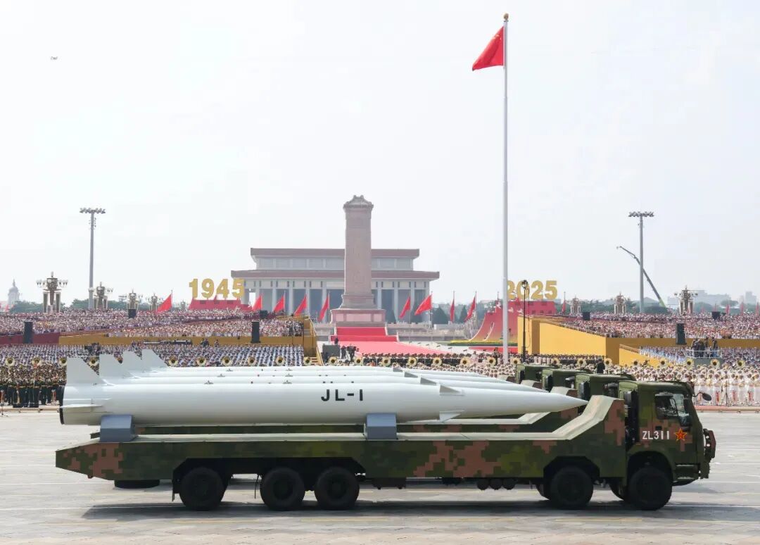 今年大陸盛大舉辦九三閱兵，在西方人眼中就是「咄咄逼人」，而軍事越發強大，也讓美媒擔心美國如何應付台灣問題。圖／取自新華社