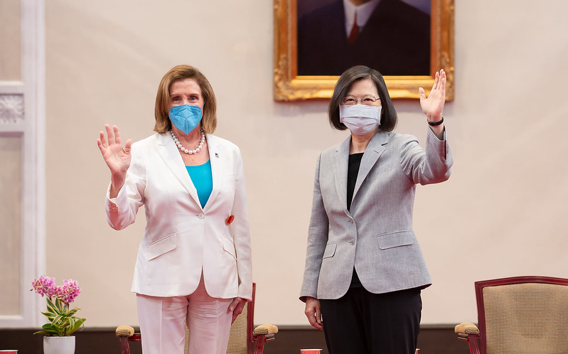 美國前眾議院議長裴洛西（左）2022年8月3日訪台並會見時任總統蔡英文，兩岸自此兵凶戰危。圖／取自總統府