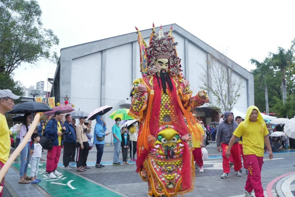 2025新北市蘆洲神將文化祭 迎財納福保平安 6 圖▲「2025新北市蘆洲神將文化祭」威風凜凜的神將在活動現場國立空中大學巡遊,吸引眾多民眾駐足圍觀。(圖/澄昕國際提供)