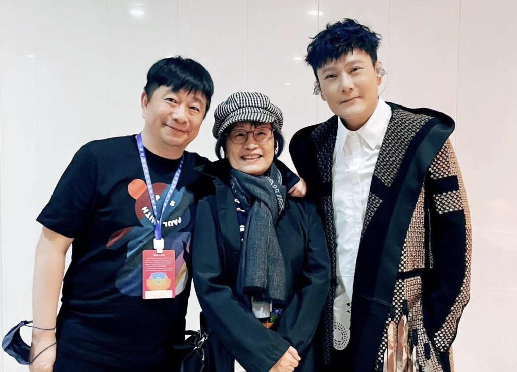 金曲詞人何啟弘靈感來自張媽雙手 〈皺紋寫字〉奪下世界閩南語金曲獎 評審讚「近年最好的詞」 6 %E4%B8%8B%E5%8D%883.09 2025 10 27%E7%9A%84%E5%BD%B1%E5%83%8F