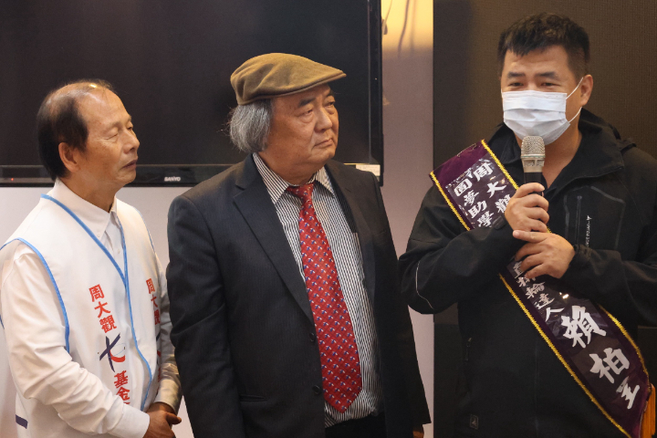 周大觀基金會頒發抗癌圓夢助學金 1.6萬罹癌學童獲助重燃希望 3 周大觀文教基金會創辦人周進華(左)、副董事長賴建川(中)親臨活動現場。圖/周大觀文教基金會提供