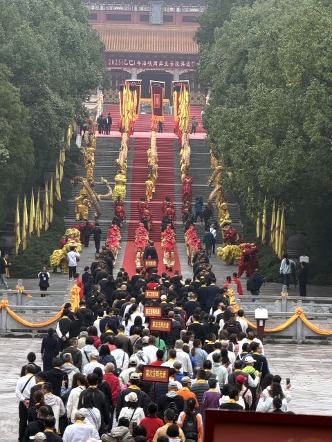 共拜始祖 2025兩岸炎帝陵拜謁儀式在湖南炎陵隆重舉行 3 10月27日,2025海峽兩岸炎帝陵拜謁儀式,來自海峽兩岸的各界代表500餘人齊聚一堂。圖/記者陳素貞攝