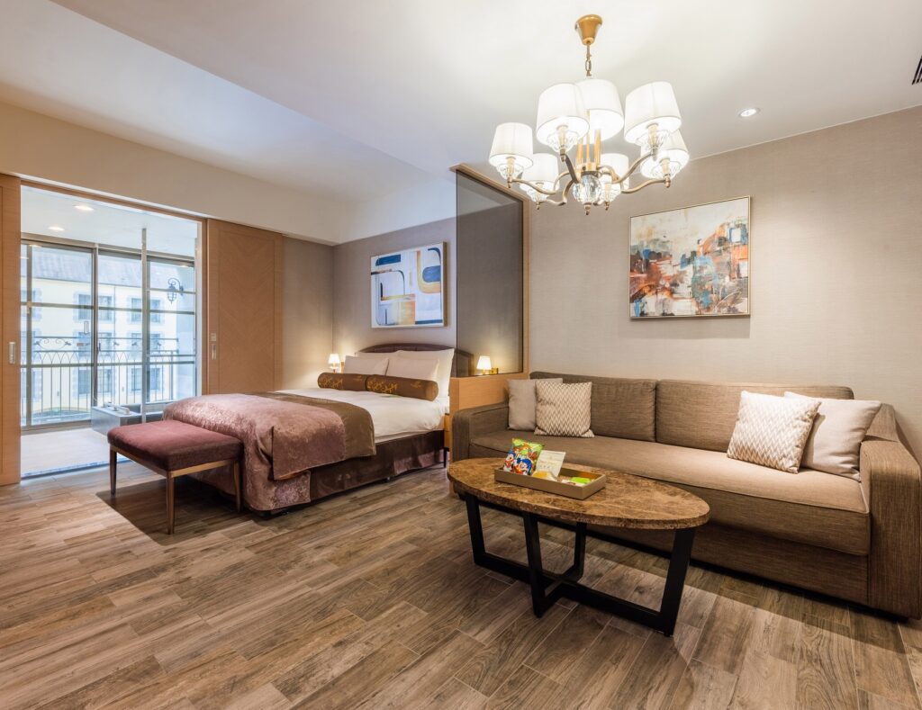 在黃金湯與蝶影之間 天成飯店集團以雙館旅程開啟花蓮的秋冬序曲 11 %E5%9C%963 %E7%91%9E%E7%A9%97%E5%A4%A9%E5%90%88%E5%9C%8B%E9%9A%9B%E8%A7%80%E5%85%89%E9%85%92%E5%BA%97 %E5%9F%8E%E5%A0%A1%E7%B2%BE%E7%B7%BB%E5%AE%A2%E6%88%BF 1024x789 1