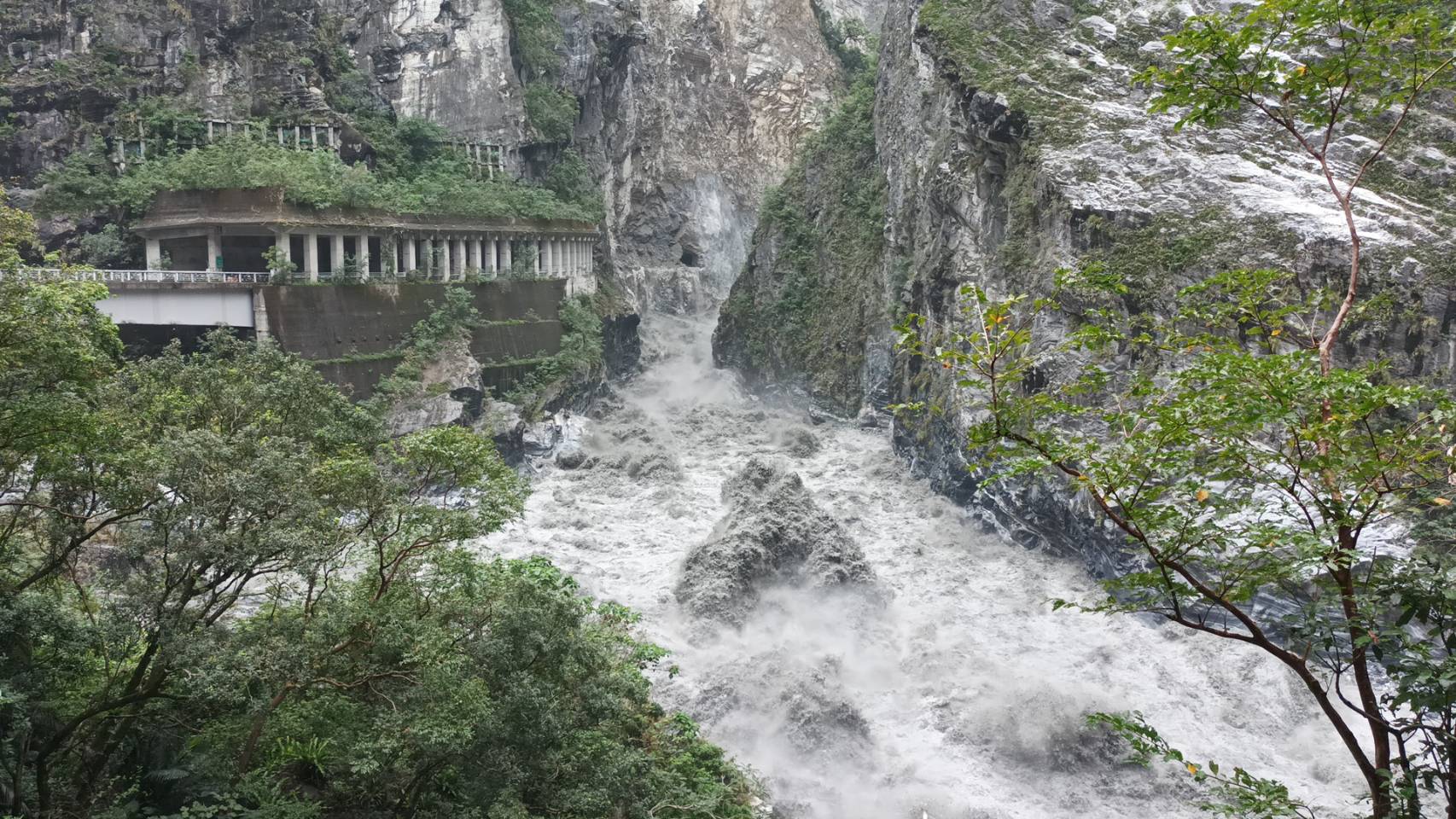 花蓮燕子口堰塞湖29日潰決，圖為水流量最大時。圖/林保署提供