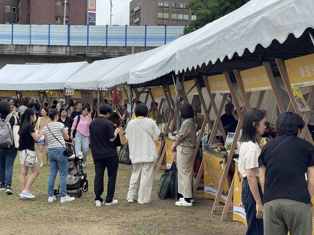 區域觀光圈市集日「南波灣Number WAN」10/31華山登場! 開幕200元現金券大放送 連續三天暢遊南臺灣風光 6 %E5%8D%97%E6%B3%A2%E7%81%A3 Number WAN%E5%B8%82%E9%9B%86%E7%8F%BE%E5%A0%B4%E4%B8%B2%E8%81%AF%E5%8D%97%E9%83%A8%E5%8F%8A%E9%9B%A2%E5%B3%B6%E4%BA%94%E5%A4%A7%E8%A7%80%E5%85%89%E5%9C%88%E5%85%B175%E5%AE%B6%E7%89%B9%E8%89%B2%E5%93%81%E7%89%8C%E6%A5%AD%E8%80%85 1024x768 1