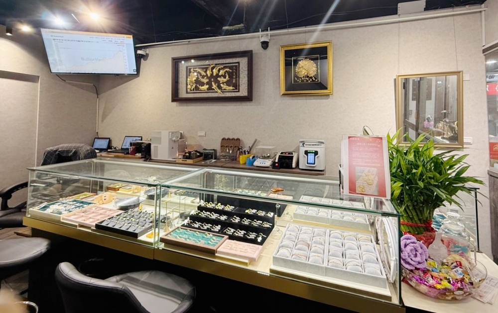圖▲店內設有國際金價走勢圖，讓您隨時可以關注國際金價走勢。(圖/冠君銀樓提供)