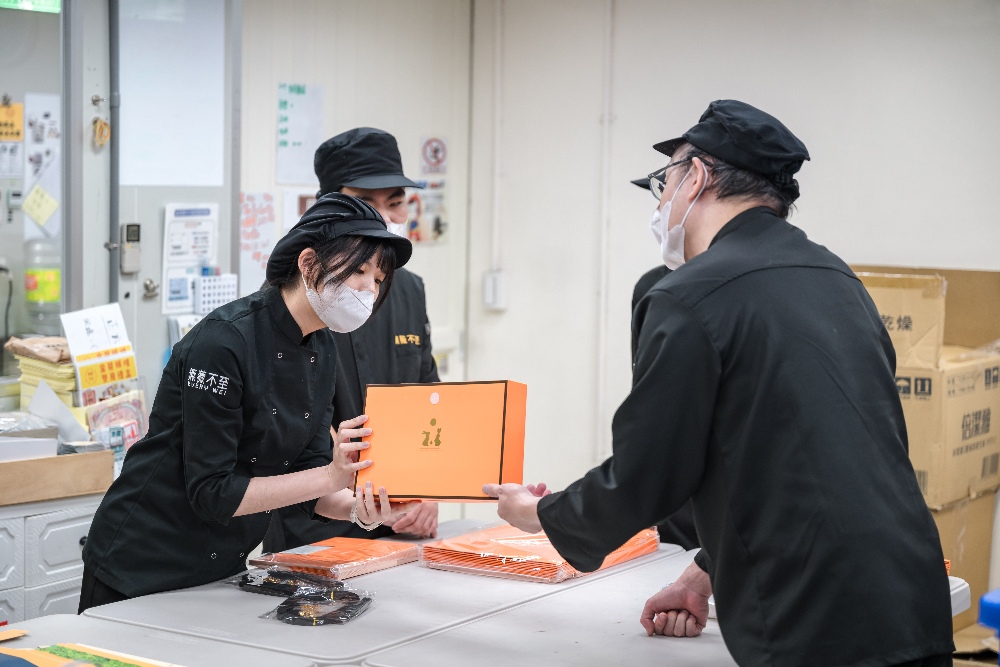 青年1及青年2庇護工場 促身障者自立 6 圖▲就業服務員(左)指導庇護夥伴如何包裝。