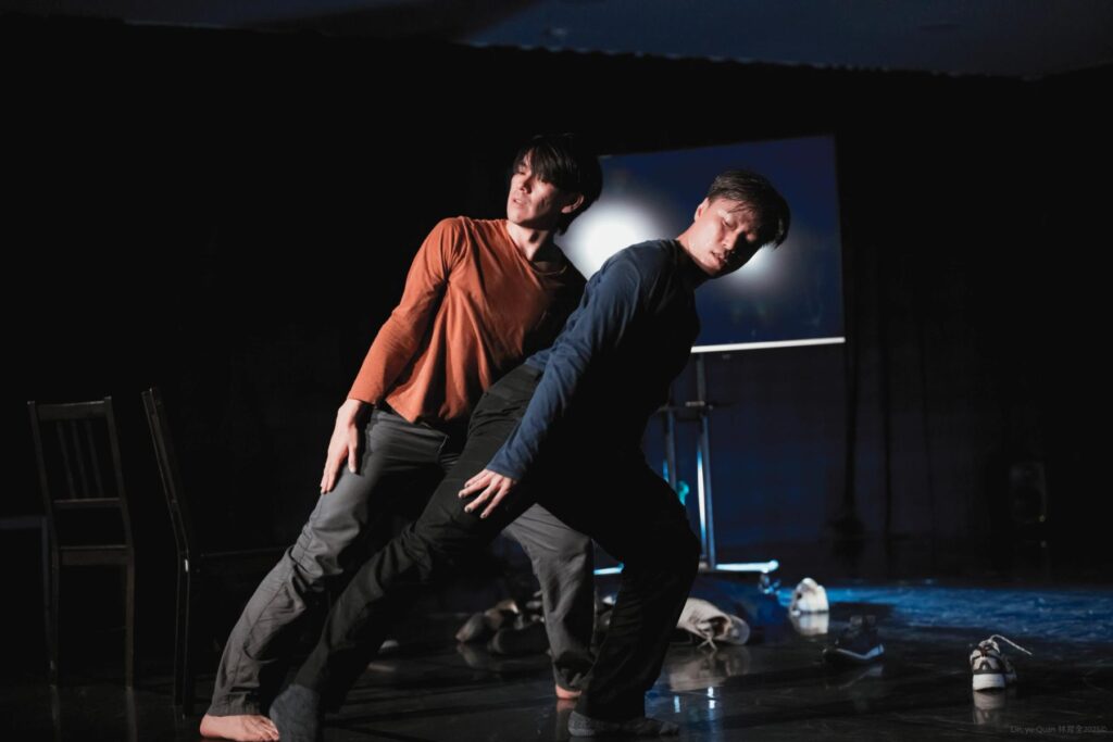 聚合舞新作《當水落下》聚焦地緣政治與文化身份登上德國舞臺 4 927c864a ba3e 40a5 83ef 8b82b27084d8 1024x683 1