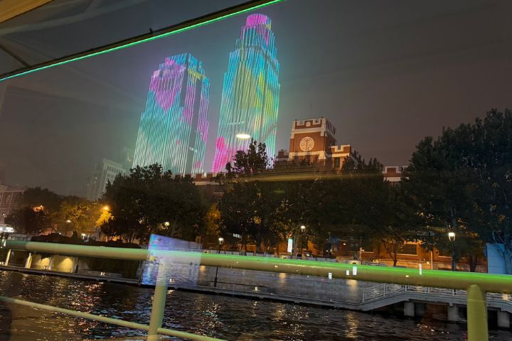 海河夜航是天津最旅遊浪漫的事，已成探訪天津夜景的首選方式。圖/記者陳素貞攝