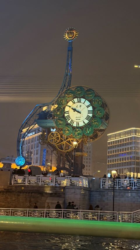 「津鐘秀」則以世紀鐘為時間符號，從司南到北斗、從風箏到航天的元素串連歷史淵源。圖/記者陳素貞攝