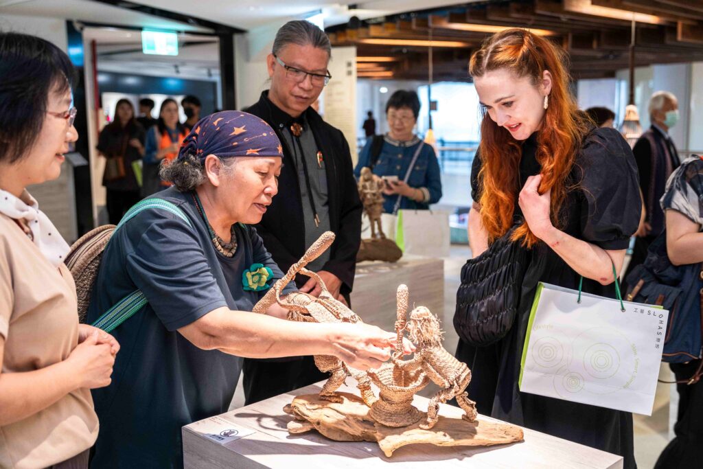 以山林的智慧為經線 編織的技藝為緯線 「天才編織家─臺灣原住民的織物與編器」即日起展出 11 %E9%99%B3%E6%AE%BF%E7%A6%AE 1024x683 1