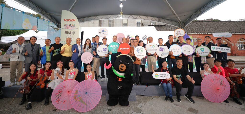 「南波灣 Number WAN」區域觀光圈市集日盛大開幕 南臺灣&澎湖跨區域共創,美食、手作、名人秘境大公開 民眾讚嘆彷彿一站體驗南臺灣精華 19 2025%E5%8D%80%E5%9F%9F%E8%A7%80%E5%85%89%E5%9C%88%E5%B8%82%E9%9B%86%E6%97%A5%E5%8D%97%E5%8D%80 %E6%BE%8E%E6%B9%96%E6%B4%BB%E5%8B%95%E5%BE%9E10%E6%9C%8831%E6%97%A5%E8%87%B311%E6%9C%882%E6%97%A5%E6%96%BC%E8%8F%AF%E5%B1%B11914%E6%96%87%E5%8C%96%E5%89%B5%E6%84%8F%E6%96%87%E5%8C%96%E5%9C%92%E5%8D%80%E7%9B%9B%E5%A4%A7%E9%96%8B 1024x478 1