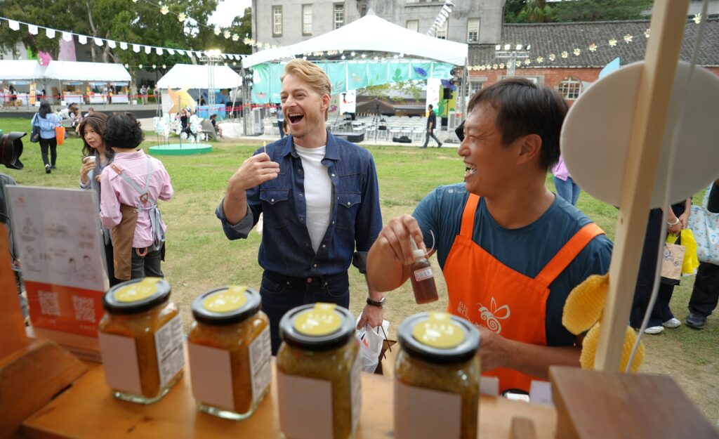 「南波灣 Number WAN」區域觀光圈市集日盛大開幕 南臺灣&澎湖跨區域共創,美食、手作、名人秘境大公開 民眾讚嘆彷彿一站體驗南臺灣精華 20 %E6%97%85%E5%B1%85%E8%87%BA%E7%81%A3%E5%A4%9A%E5%B9%B4%E7%9A%84%E6%B3%95%E7%B1%8D%E7%BE%8E%E9%A3%9F%E9%81%94%E4%BA%BA%E6%B3%95%E6%AF%94%E6%AD%90%E4%B9%9F%E8%92%9E%E8%87%A8%E5%8D%97%E6%B3%A2%E7%81%A3%E5%B8%82%E9%9B%86%E5%A4%A7%E5%95%96%E5%8D%97%E8%87%BA%E7%81%A3%E7%89%B9%E8%89%B2%E7%BE%8E%E9%A3%9F 1024x625 1