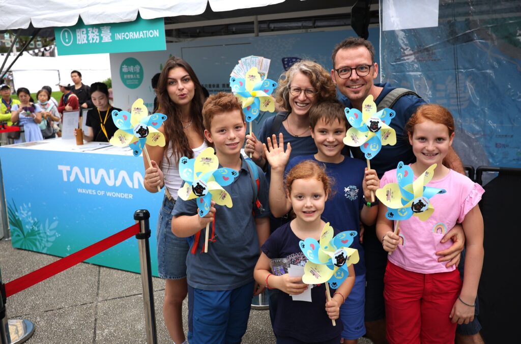 「南波灣 Number WAN」區域觀光圈市集日盛大開幕 南臺灣&澎湖跨區域共創,美食、手作、名人秘境大公開 民眾讚嘆彷彿一站體驗南臺灣精華 21 %E5%8D%97%E6%B3%A2%E7%81%A3Number WAN%E5%B8%82%E9%9B%86%E9%99%90%E5%AE%9A%E5%84%AA%E6%83%A0%E6%B4%BB%E5%8B%95 %E5%A4%96%E5%9C%8B%E4%BA%BA%E8%B8%B4%E8%BA%8D%E5%85%8C%E6%8F%9B%E5%8D%97%E6%B3%A2%E7%81%A3%E9%80%A0%E5%9E%8B%E9%A2%A8%E8%BB%8A%E8%88%87%E7%8F%BE%E9%87%91%E5%88%B8 1024x676 1