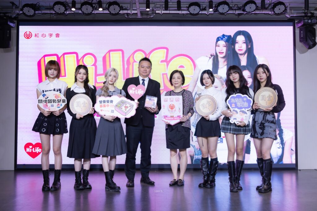 讓每一枚零錢都有力量!萊爾富助紅心字會「守護弱勢兒童」號召全民「一塊」發現愛 1 照片說明:(中間為)紅心字會秘書長李顯文、萊爾富行銷企劃本部劉嘉銓處長、GENBLUE幻藍小熊一起化身愛心接力大使。/照片提供:紅心字會