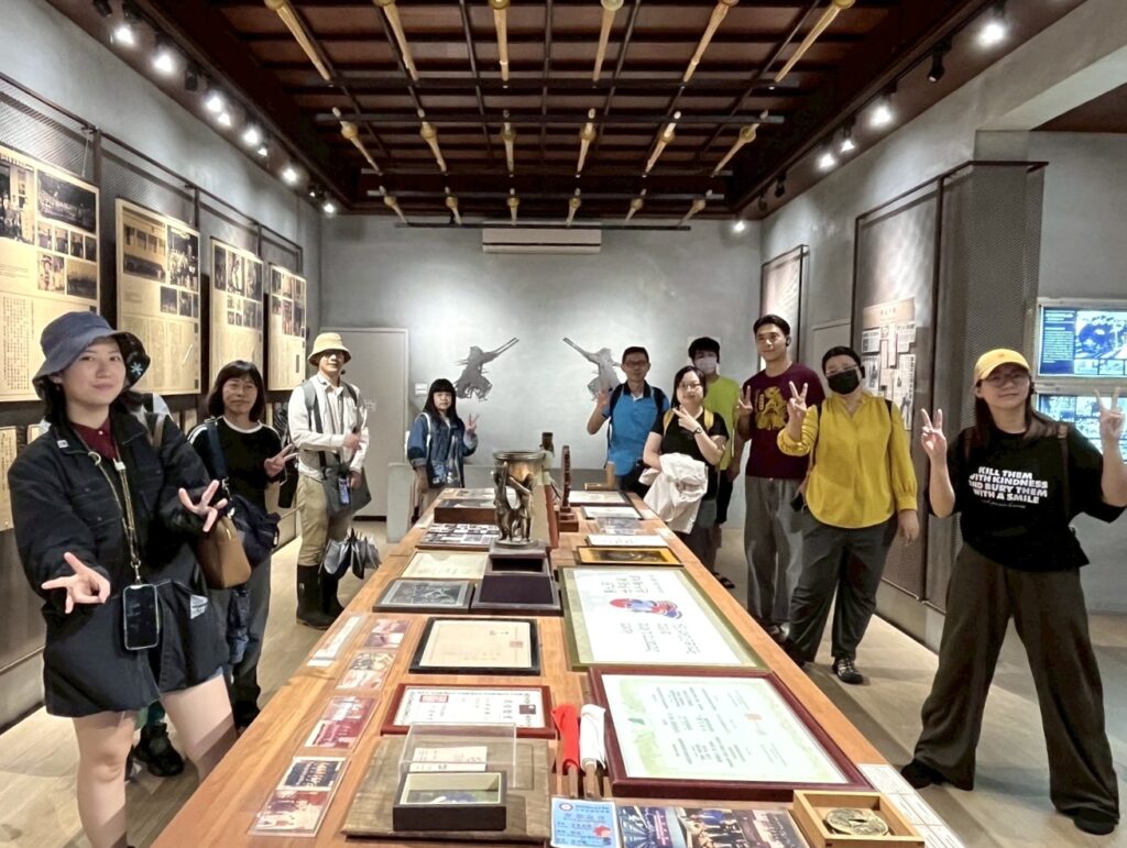 07%E8%88%8A%E5%9F%8E%E6%95%A3%E6%AD%A5%E8%B6%A3 %E6%A1%83%E5%9C%92%E5%8D%80%E8%B5%B0%E8%AE%80%E8%87%B3%E5%8A%8D%E9%81%93%E6%95%85%E4%BA%8B%E9%A4%A8%E5%90%88%E5%BD%B1 0 1024x771 1