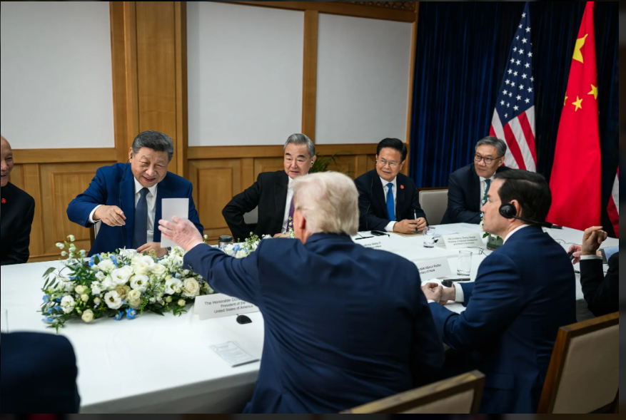 川習會笑點 川普用一張小白卡把習近平逗樂了 3 10月30日川習會,美國總統川普向大陸國家主席習近平展示一張白色小卡片。圖/取自白宮