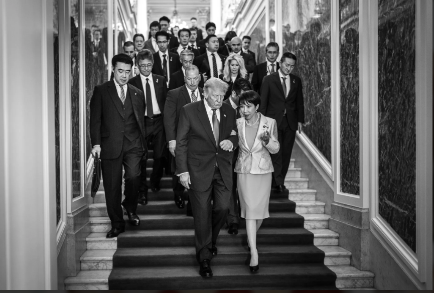 川習會笑點 川普用一張小白卡把習近平逗樂了 4 10月28日,日本首相高市早苗與美國總統川普牽手下樓的黑白照片,被大量AI重製。圖/取自白宮