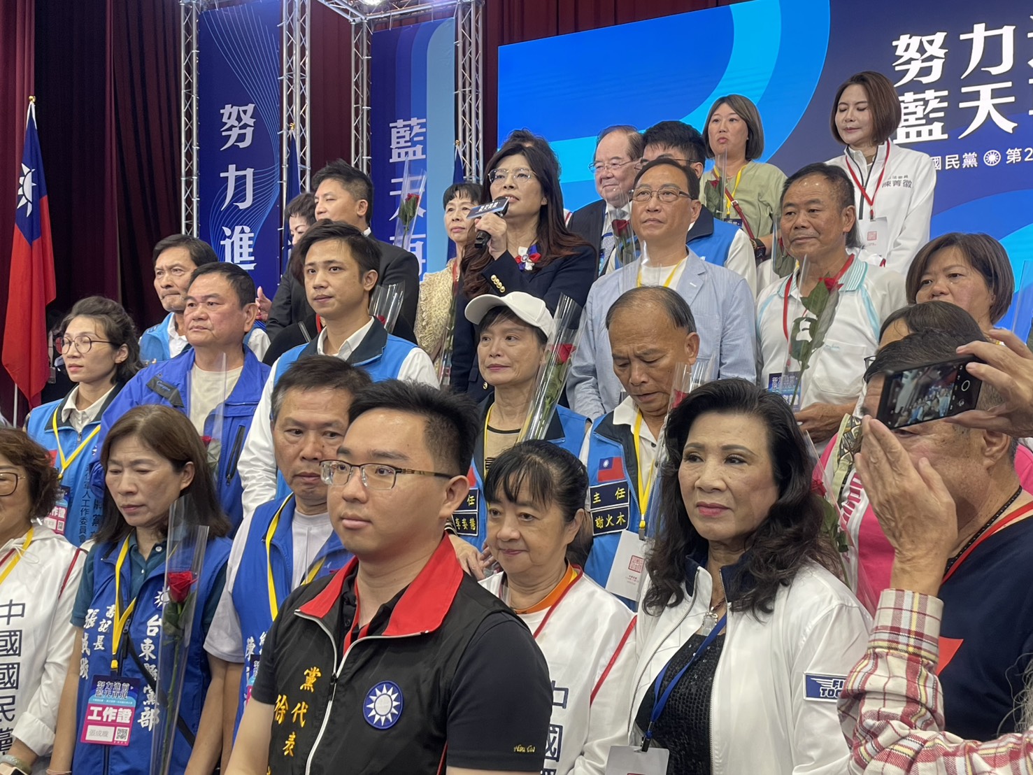 國民黨新任主席鄭麗文（後中）與遭司法偵辦的黨工合照。圖/記者洪子苓攝