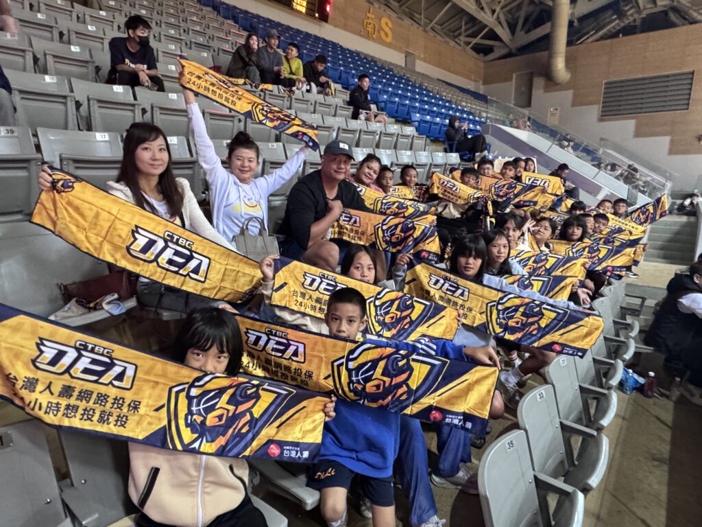 新北中信特攻邀請偏鄉籃球隊觀賽 鼓勵小籃球員勇於追求夢想 4 0592B823 836E 4403 A3BF 79A1A9268252 1024x768 1