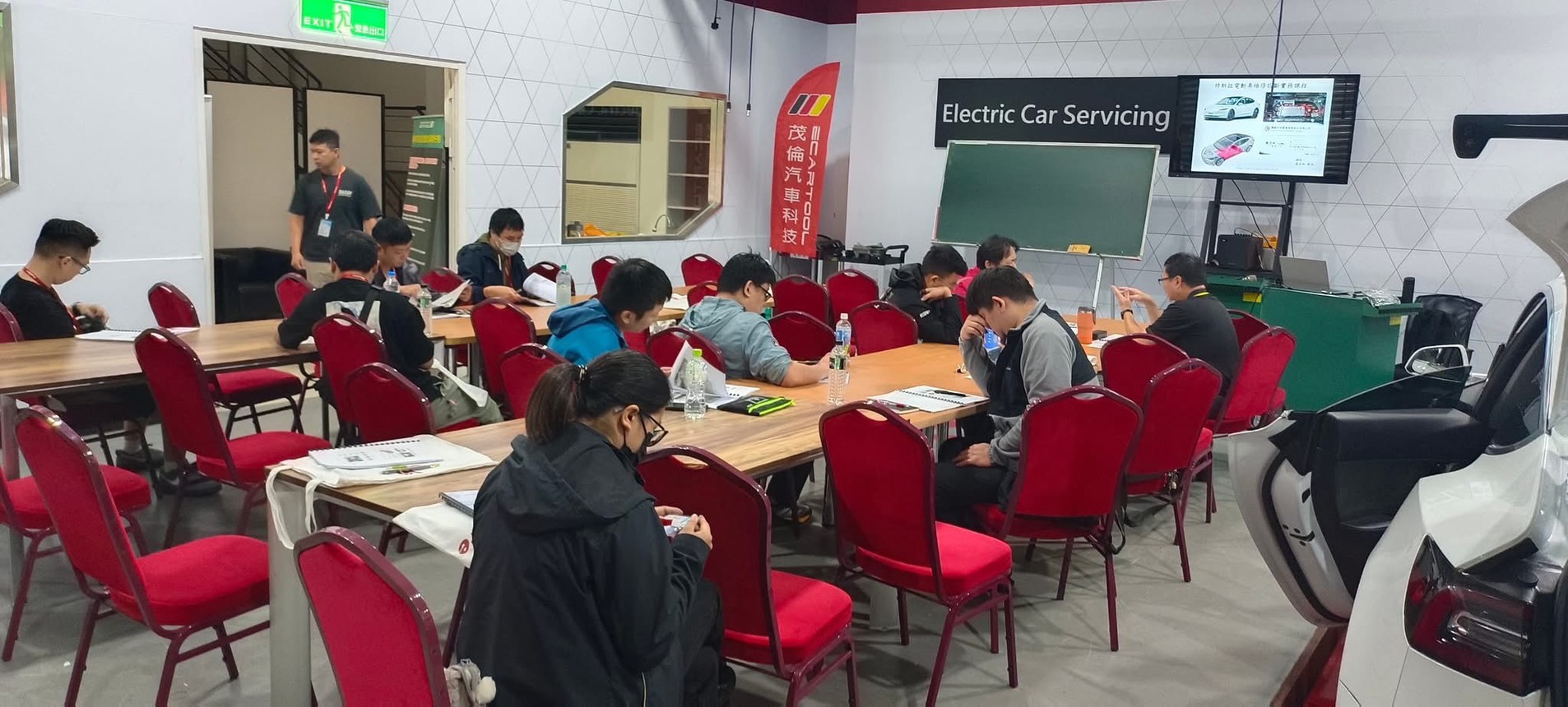 汽車專業技師齊聚東南科大永續創新電動車維修技術 3 S 468656159