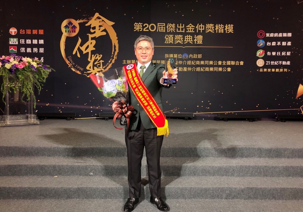 深耕20載大安區學區房與房屋出租的房仲首選 ; 邱瑞銘 4 01%E6%B7%B1%E8%80%9520%E8%BC%89%E5%A4%A7%E5%AE%89%E5%8D%80%E5%AD%B8%E5%8D%80%E6%88%BF%E8%88%87%E6%88%BF%E5%B1%8B%E5%87%BA%E7%A7%9F%E7%9A%84%E6%88%BF%E4%BB%B2%E9%A6%96%E9%81%B8%E9%82%B1%E7%91%9E%E9%8A%98 1