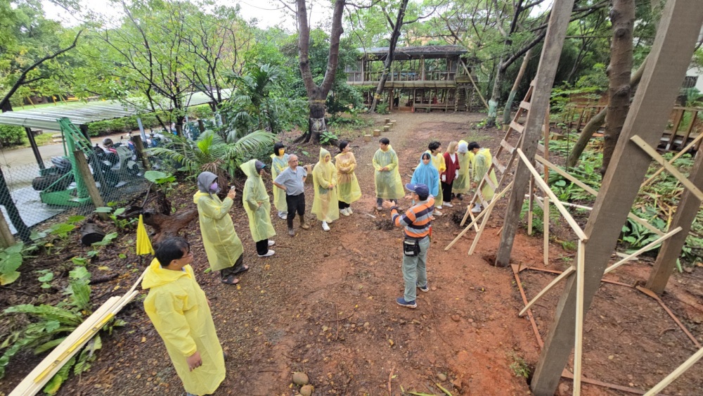 01%E5%B8%AB%E7%94%9F%E6%96%BC%E4%BF%A1%E5%AF%A6%E5%9F%BA%E5%9C%B0%E7%8F%BE%E5%A0%B4%E9%80%B2%E8%A1%8C%E6%94%BE%E6%A8%A3%E8%88%87%E7%AB%8B%E6%9F%B1%E4%BD%8D%E7%BD%AE%E7%A2%BA%E8%AA%8D%E4%BA%86%E8%A7%A3%E7%B5%90%E6%A7%8B%E9%85%8D%E7%BD%AE%E5%8F%8A%E5%9C%B0%E5%BD%A2%E6%95%B4%E5%90%88%E4%BD%9C%E6%A5%AD 1