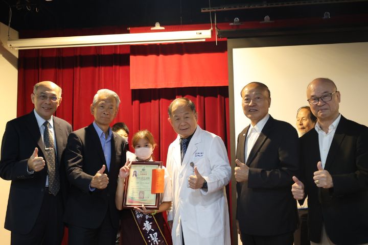 戰勝死神、活出希望 周大觀基金會高醫舉辦2025抗癌圓夢活動 7 高醫小兒血液腫瘤科提供病童與家庭全面照護,並肯定護理長謝淑娟多年推動友善醫療、圓夢計畫,減輕病童壓力。圖/周大觀文教基金會提供