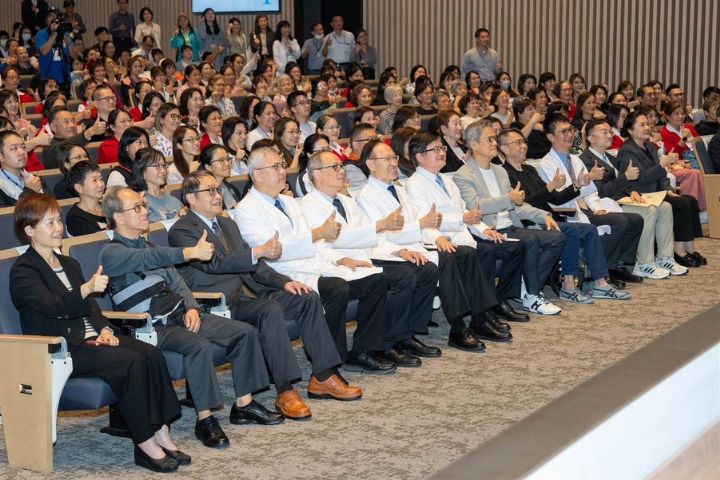 長庚醫院舉辦羅大佑音樂分享會 千張黑膠捐贈挹注公益 2 左起:廖美南副總執行長、蘇輝成副總執行長、潘延健總執行長、黃集仁院長、陳建宗副主任委員、陳昱瑞名譽主委、程文俊主委、羅大佑老師、朱敬然總監、裴育晟部長、許智超副總執行長、王瑞慧董事長。圖/長庚醫院提供