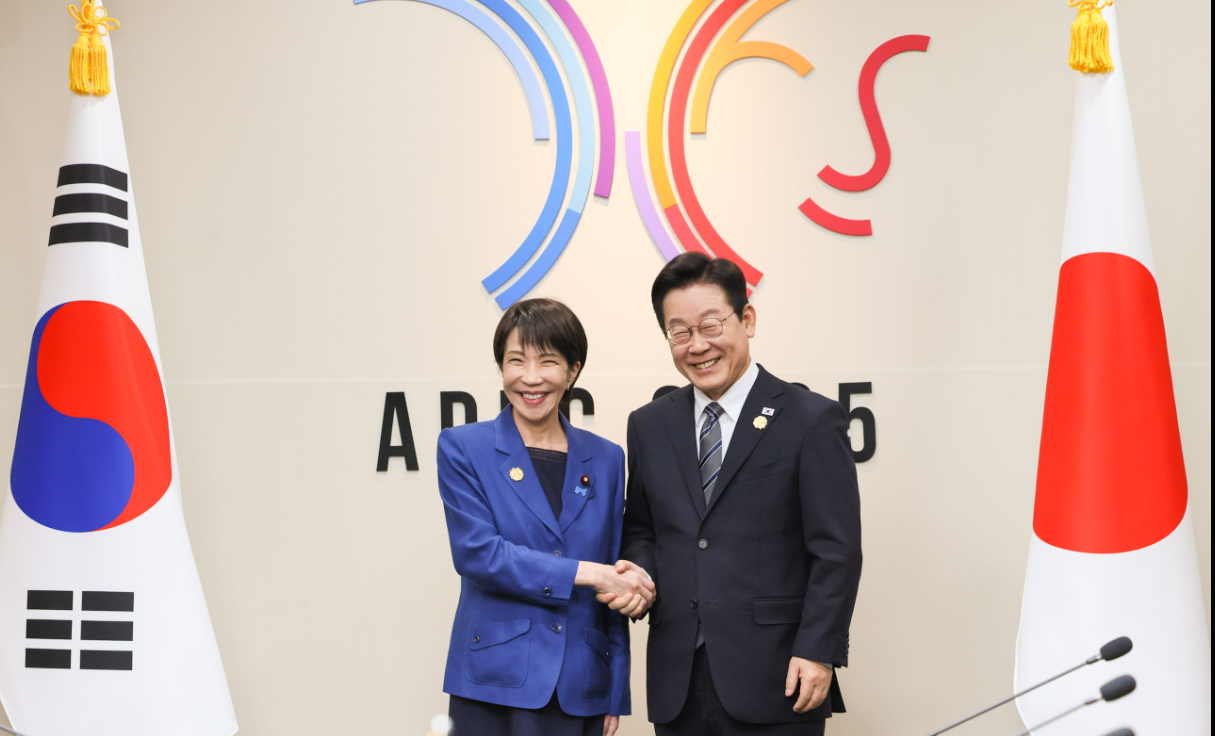 日本在野黨擔心高市早苗親川普態度會影響日中關係 4 日本首相高市早苗(左)與韓國總統李在明(右)都是「白手起家」的政治素人。圖/取自高市早苗X