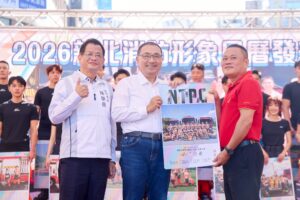 「2026新北消防形象月曆」正式發表 侯友宜邀大家做公益、挺消防 2 %E6%96%B0%E5%8C%97%E5%B8%82%E9%95%B7%E4%BE%AF%E5%8F%8B%E5%AE%9C%E5%87%BA%E5%B8%AD%E6%B6%88%E9%98%B2%E5%BD%A2%E8%B1%A1%E6%9C%88%E6%9B%86%E7%99%BC%E8%A1%A8%E6%9C%83%E7%82%BA%E6%9C%88%E6%9B%86%E5%AE%A3%E5%82%B3 1 300x200 1