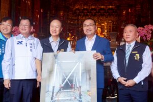 艋舺龍山寺捐贈消防救援裝備 侯友宜感謝守護救災安全 4 %E8%89%8B%E8%88%BA%E9%BE%8D%E5%B1%B1%E5%AF%BA%E6%8D%90%E8%B4%88%E6%96%B0%E5%8C%97%E5%B8%82%E5%83%B9%E5%80%BC%E9%80%BE850%E8%90%AC%E5%85%83%E7%9A%84%E9%9C%87%E7%81%BD%E6%94%AF%E6%92%90%E5%99%A8%E6%9D%90%E7%B5%844%E5%A5%97%E5%8F%8A%E6%BD%9B%E6%B0%B4%E6%95%91%E6%8F%B4%E8%A3%9D%E5%82%991%E5%A5%97 1 300x200 1