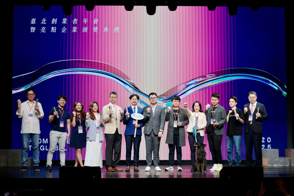 2025 臺北市亮點企業揭曉 展現產業多元樣貌 5 02%E8%87%BA%E5%8C%97%E5%B8%82%E7%94%A2%E6%A5%AD%E5%B1%80%E9%99%B3%E4%BF%8A%E5%AE%89%E5%B1%80%E9%95%B7%E8%88%87 2025%E8%87%BA%E5%8C%97%E5%B8%82%E4%BA%AE%E9%BB%9E%E4%BC%81%E6%A5%AD%E4%BA%AE%E9%BB%9E%E7%8D%8E%E8%88%87%E7%89%B9%E5%88%A5%E7%8D%8E%E5%BE%97%E4%B8%BB%E5%90%88%E5%BD%B1